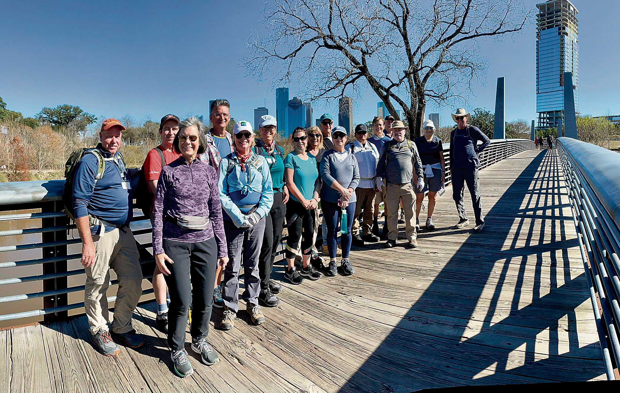 Imagen de los integrantes de la asociación de peregrinos en una ruta que atraviesa el Buffalo Bayou Park, en Houston Imagen de los integrantes de la asociación de peregrinos en una ruta que atraviesa el Buffalo Bayou Park, en Houston