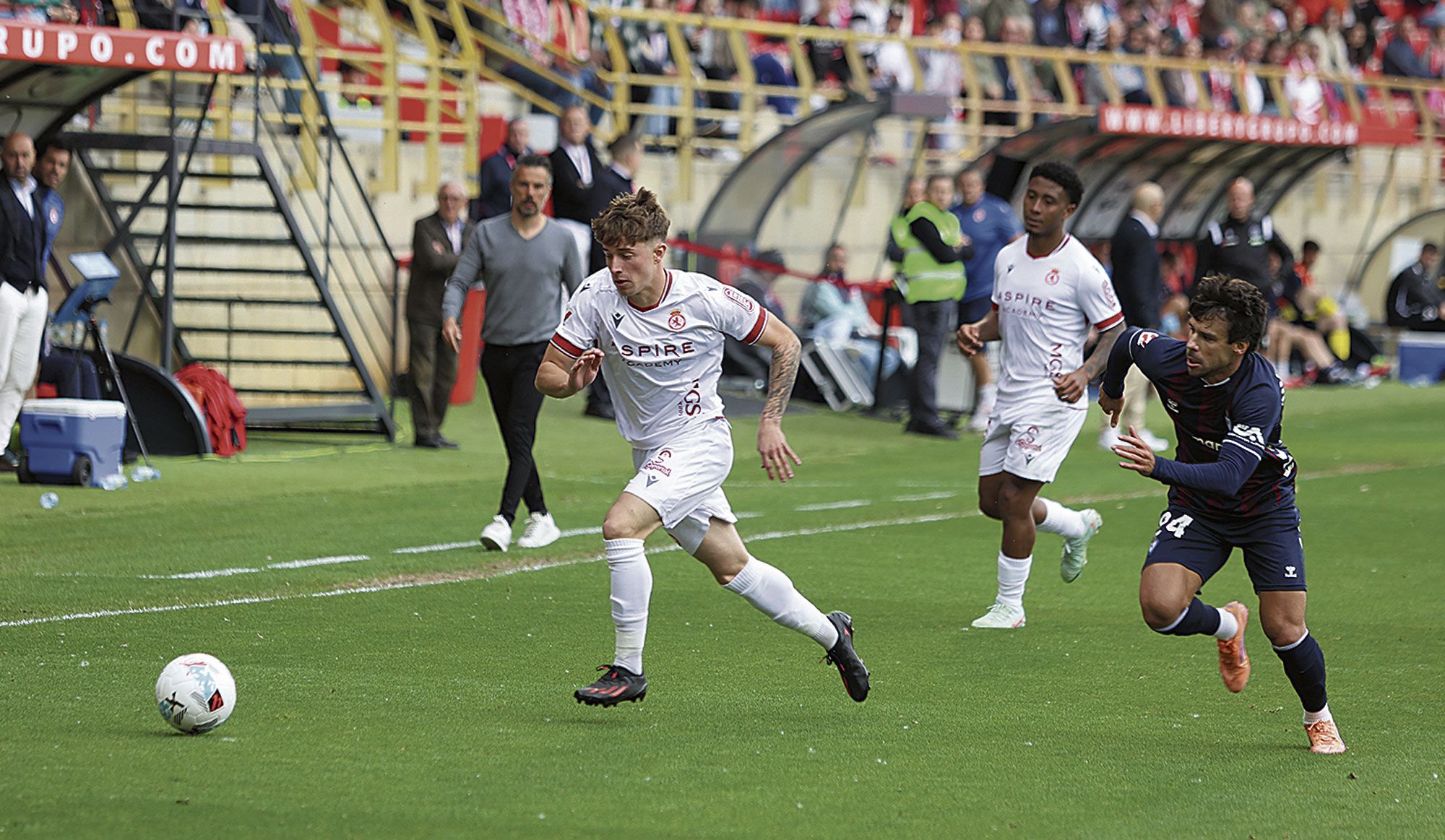 Morante se va por velocidad de un rival durante su debut con la Cultural ante el Éibar. | FERNANDO OTERO