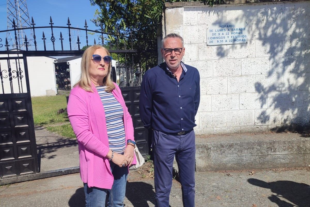 Cartón acompañado por miembros de la junta vecinal ante el cementerio de Fuentesnuevas.