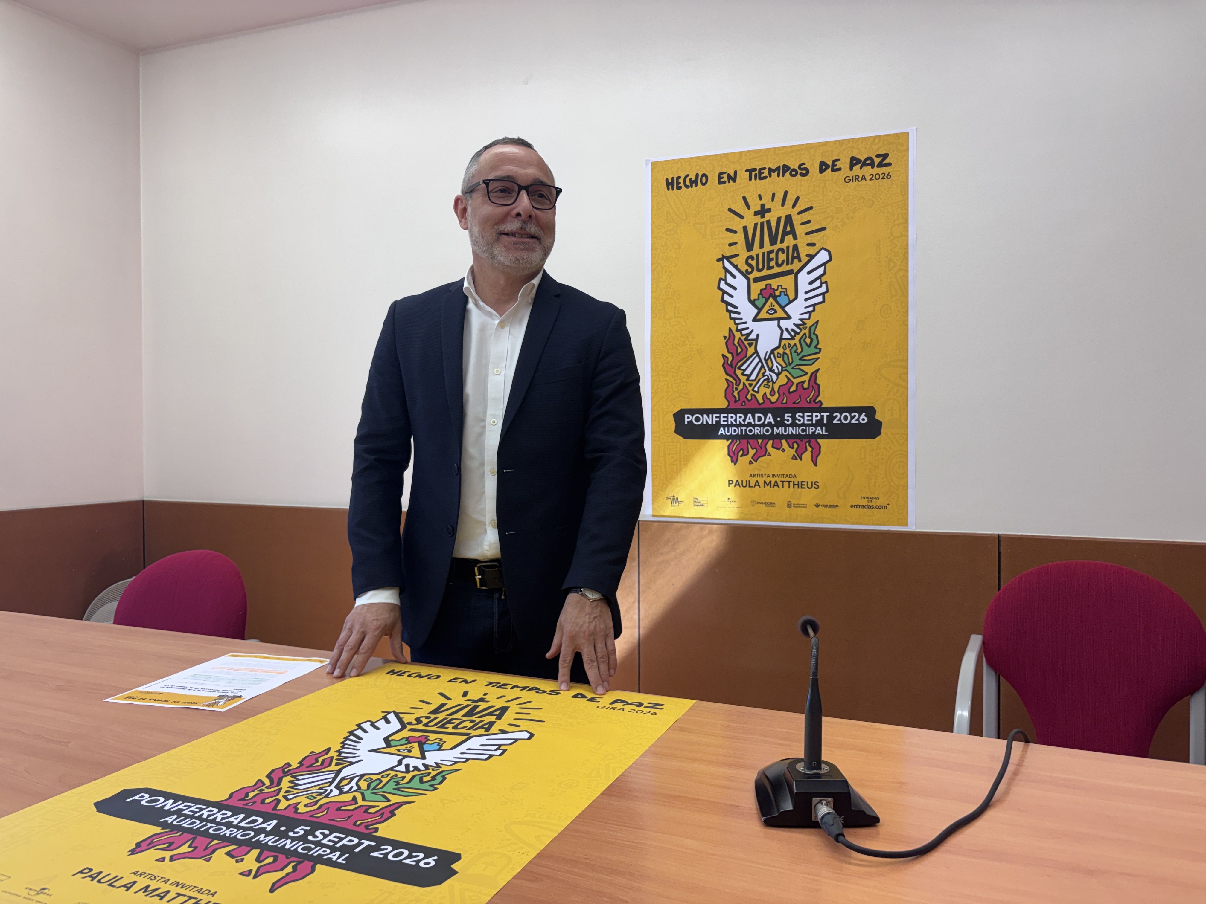 El concejal de Fiestas del Ayuntamiento de Ponferrada​​​​​​​, Carlos Cortina, en rueda de prensa. | JAVIER FERNÁNDEZ