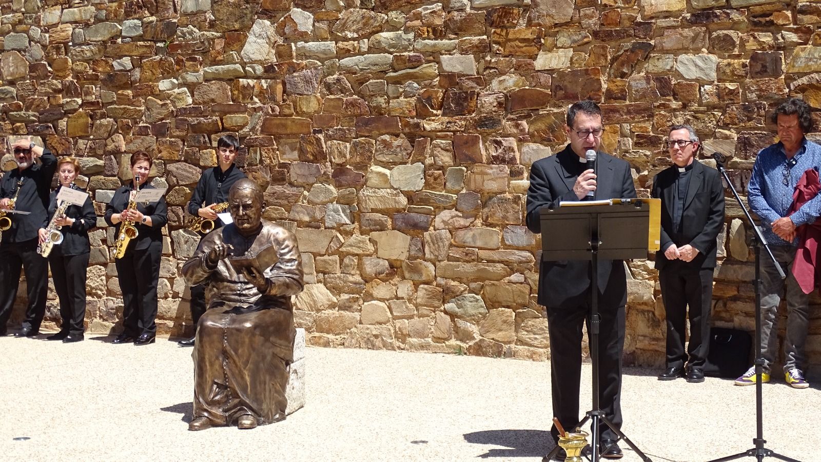 Descubrimiento de la escultura del obispo Grau en el Palacio de Gaudí este jueves. | L.N.C.