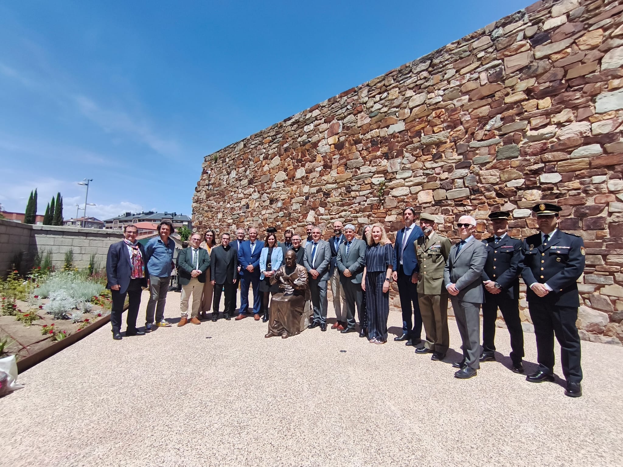 Foto de familia con la escultura de todas las autoridades presentes. | L.N.C.