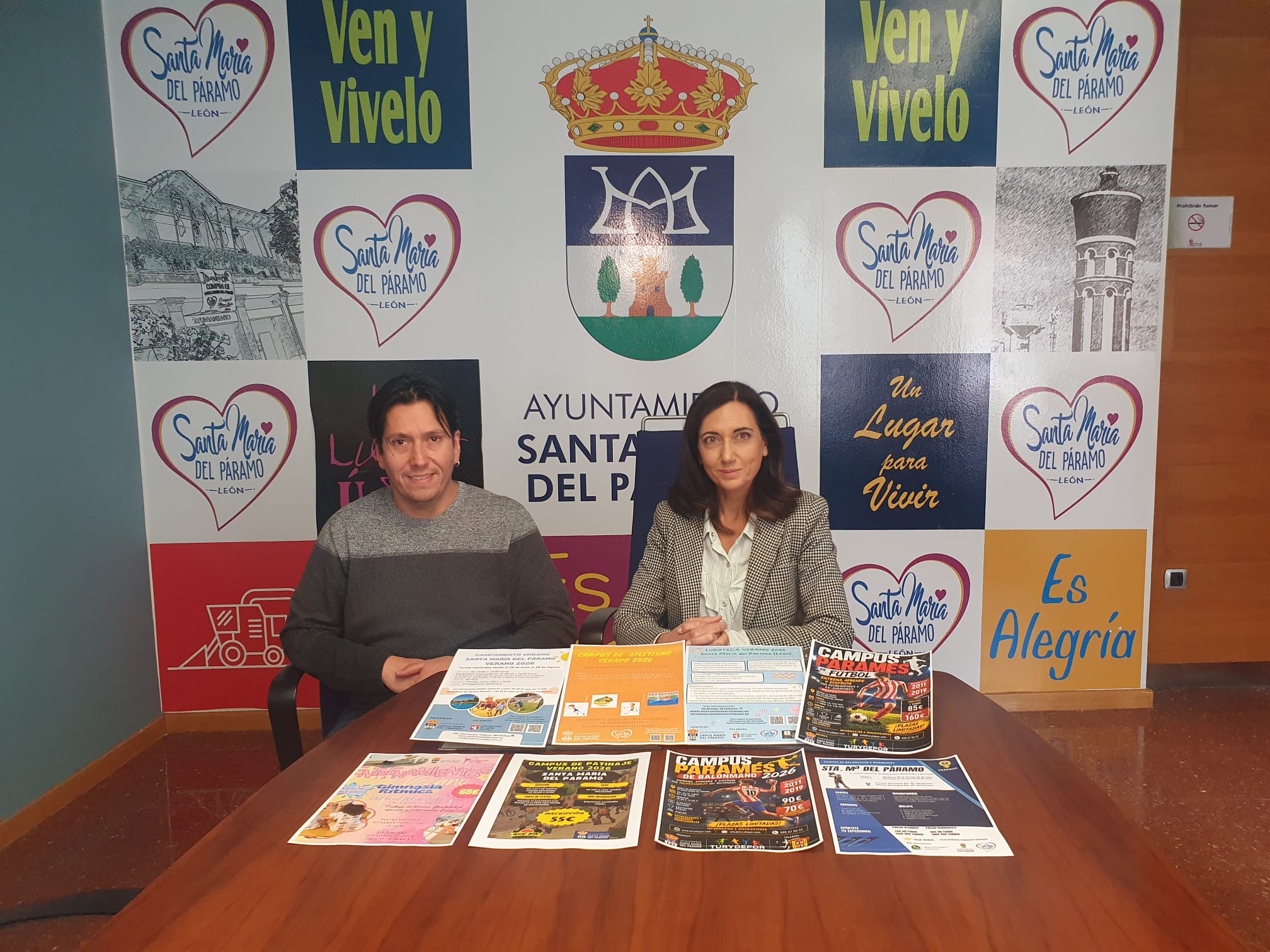 Omar Sabaria y Alicia Gallego presentando la oferta de ludotecas y campus deportivos para el verano. | L.N.C. Omar Sabaria y Alicia Gallego presentando la oferta de ludotecas y campus deportivos para el verano. | L.N.C.