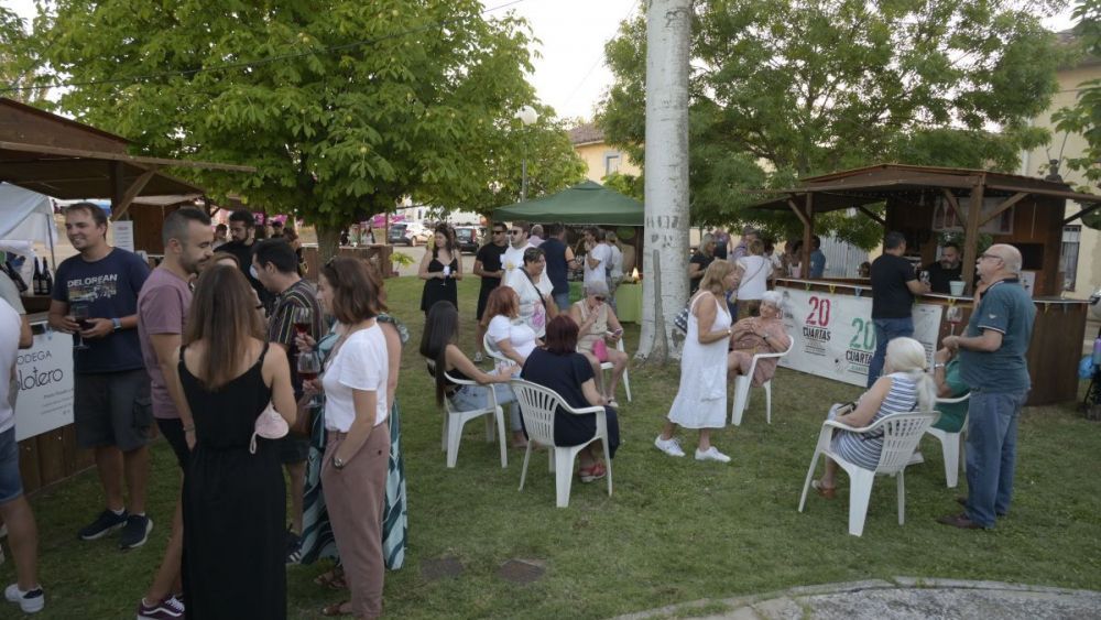 Vecinos y visitantes comparten mesa y vino en una atmósfera que conserva el sabor de las fiestas de siempre. | MAURICIO PEÑA