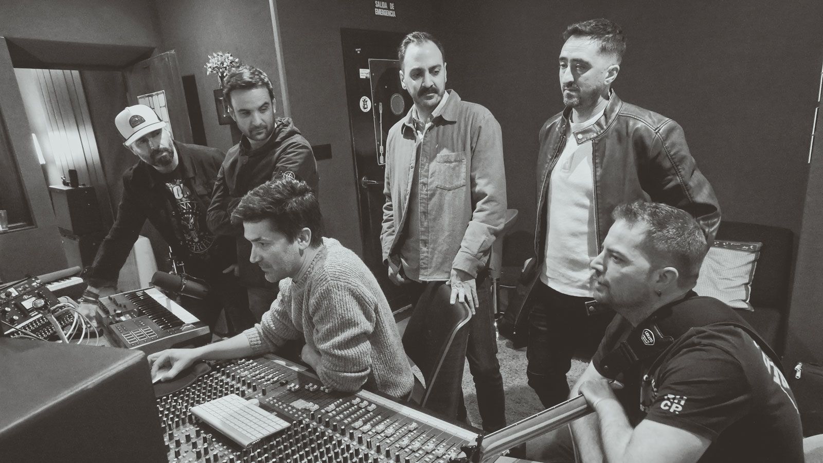 Los integrantes de la banda Polaroid en Estudios Tripolares.