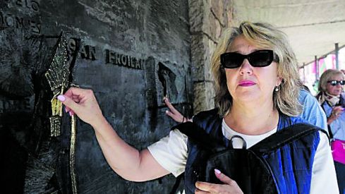 Tocar las narices al Santo, parte de una tradición muy arraigada. SAÚL ARÉN Tocar las narices al Santo, parte de una tradición muy arraigada. SAÚL ARÉN