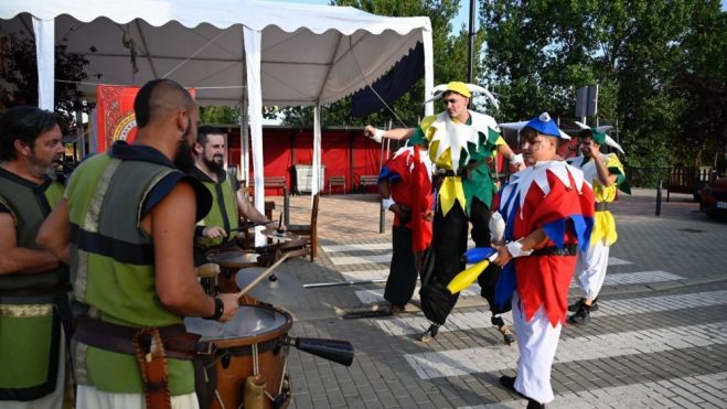 Teatros itinerantes, bailes medievales y cenas se suman a los torneos. SAUL AREN Teatros itinerantes, bailes medievales y cenas se suman a los torneos. SAUL AREN