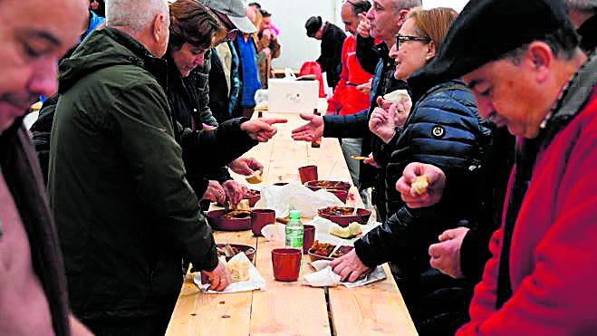 Detalle de la multitudinaria degustación de cecina, longaniza y morcilla. | SAÚL ARÉN
