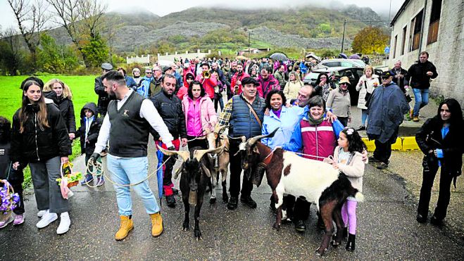Imagen del tradicional pasacalles del chivo. SAÚL ARÉN
