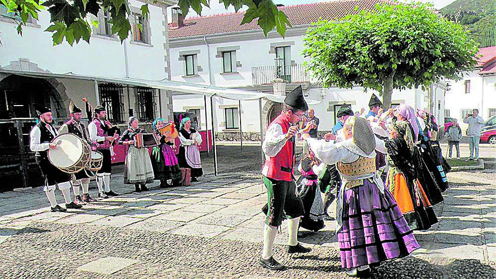 Música y guiños a la cultura asturiana durante la jornada. | E.NIÑO Música y guiños a la cultura asturiana durante la jornada. | E.NIÑO