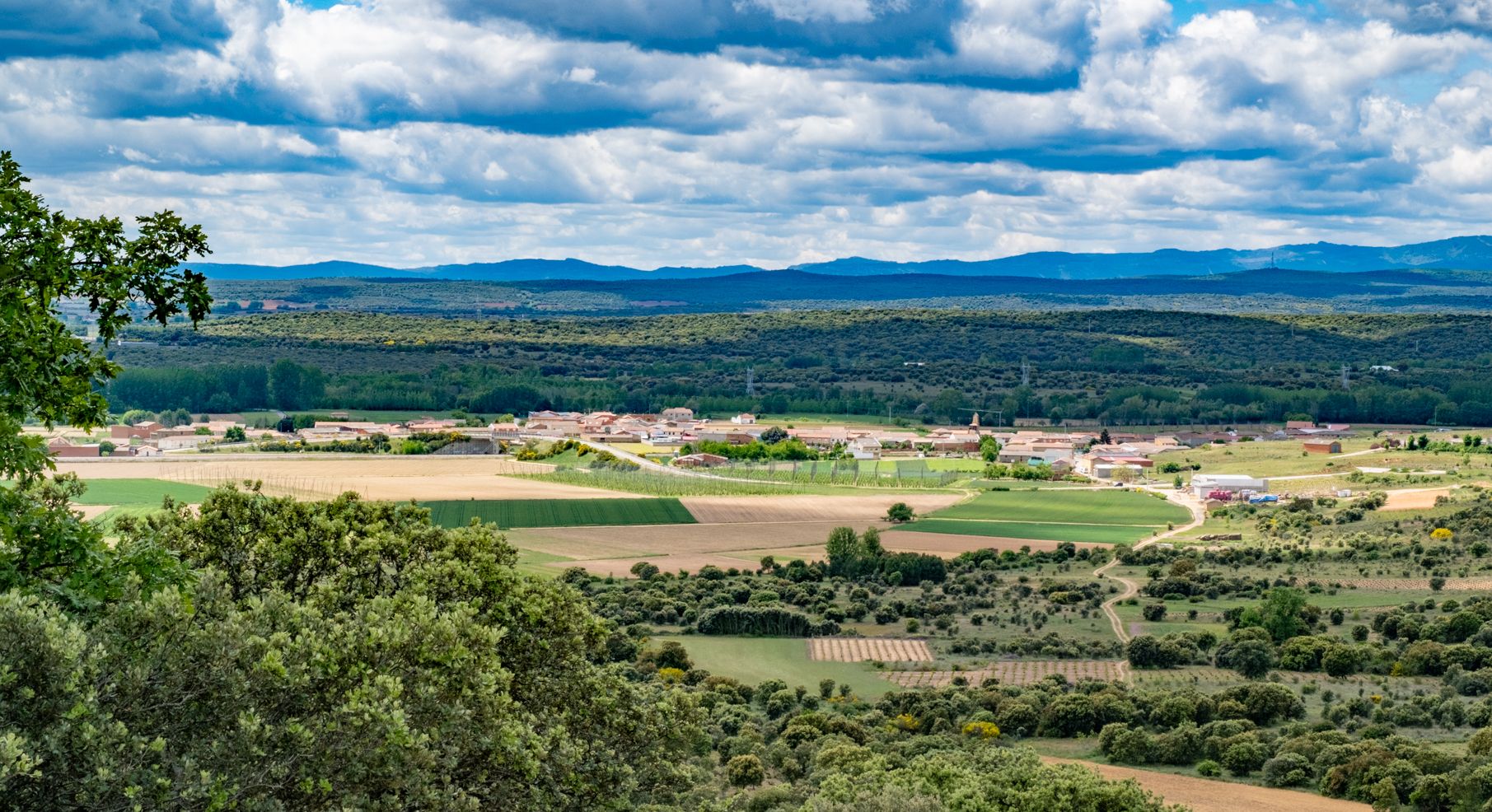 La Vega del Tuerto y Nistal desde la Torca. | VICENTE GARCÍA