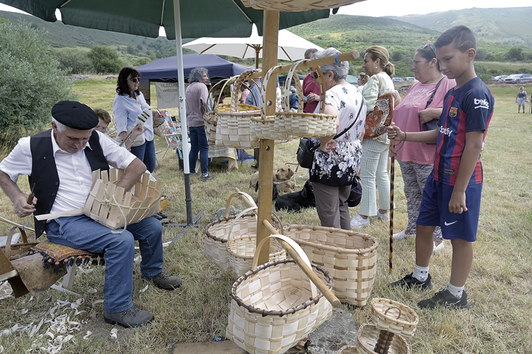 Durante la Feria de Murias de Paredes se exhiben antiguos usos y oficios. Durante la Feria de Murias de Paredes se exhiben antiguos usos y oficios.
