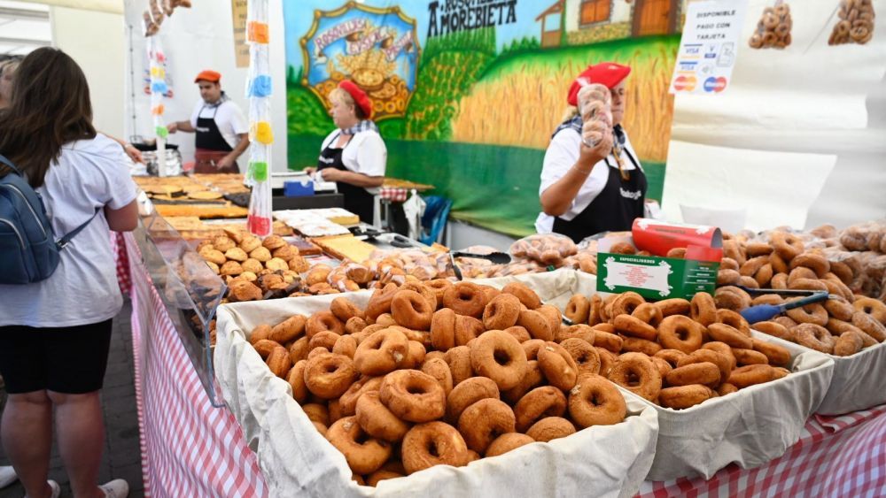Rosquillas, hojaldres y chocolates son solo algunas de las propuestas de la Feria del Dulce de Benavides.| SAÚL ARÉN (1)