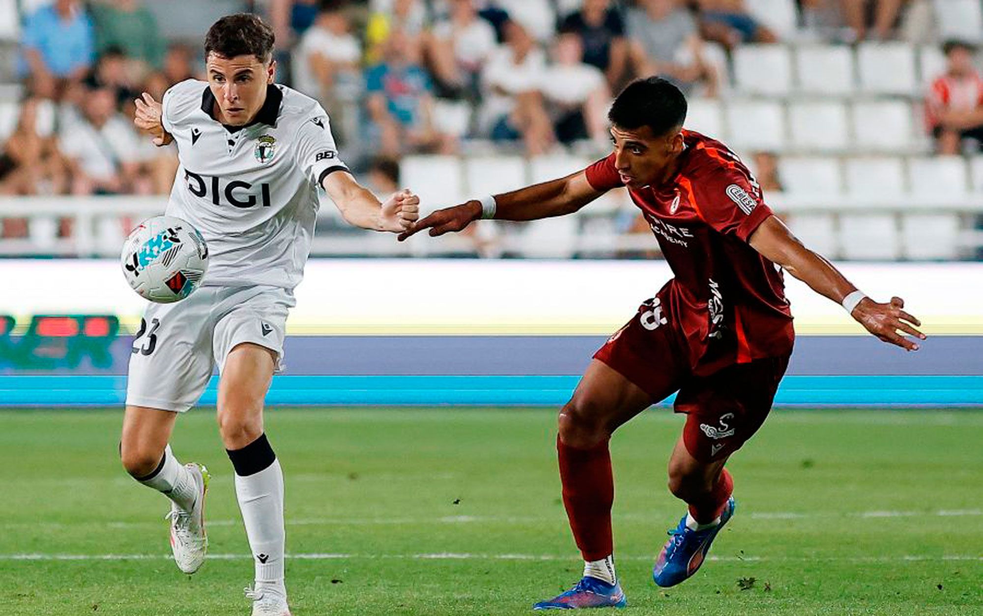 Morante controla el balón ante Ojeda en el partido de la primera vuelta entre Burgos y Cultural. | LALIGA Morante controla el balón ante Ojeda en el partido de la primera vuelta entre Burgos y Cultural. | LALIGA