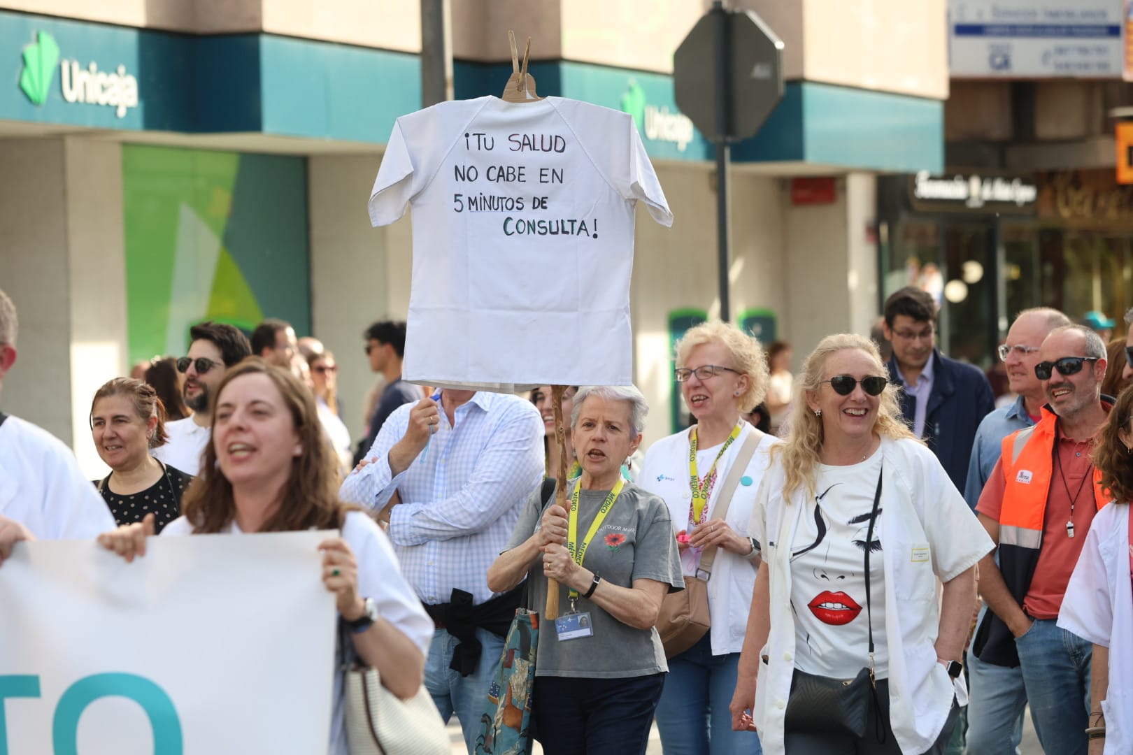 Médicos manifestándose este jueves por la tarde en la capital leonesa | FERNANDO OTERO