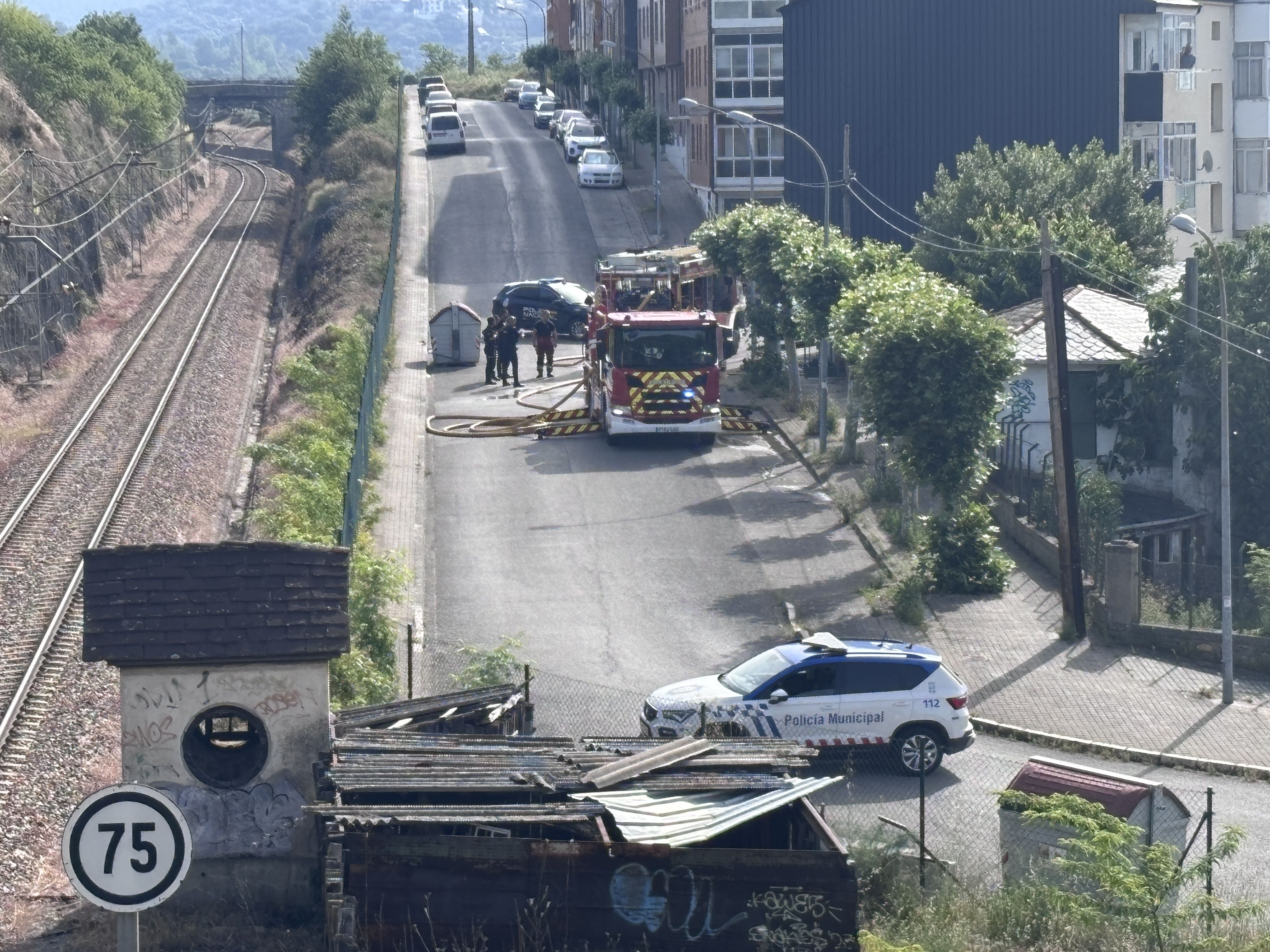 Bomberos y Policía Municipal y Nacional en las labores de extinción del incendio. | JAVIER FERNÁNDEZ