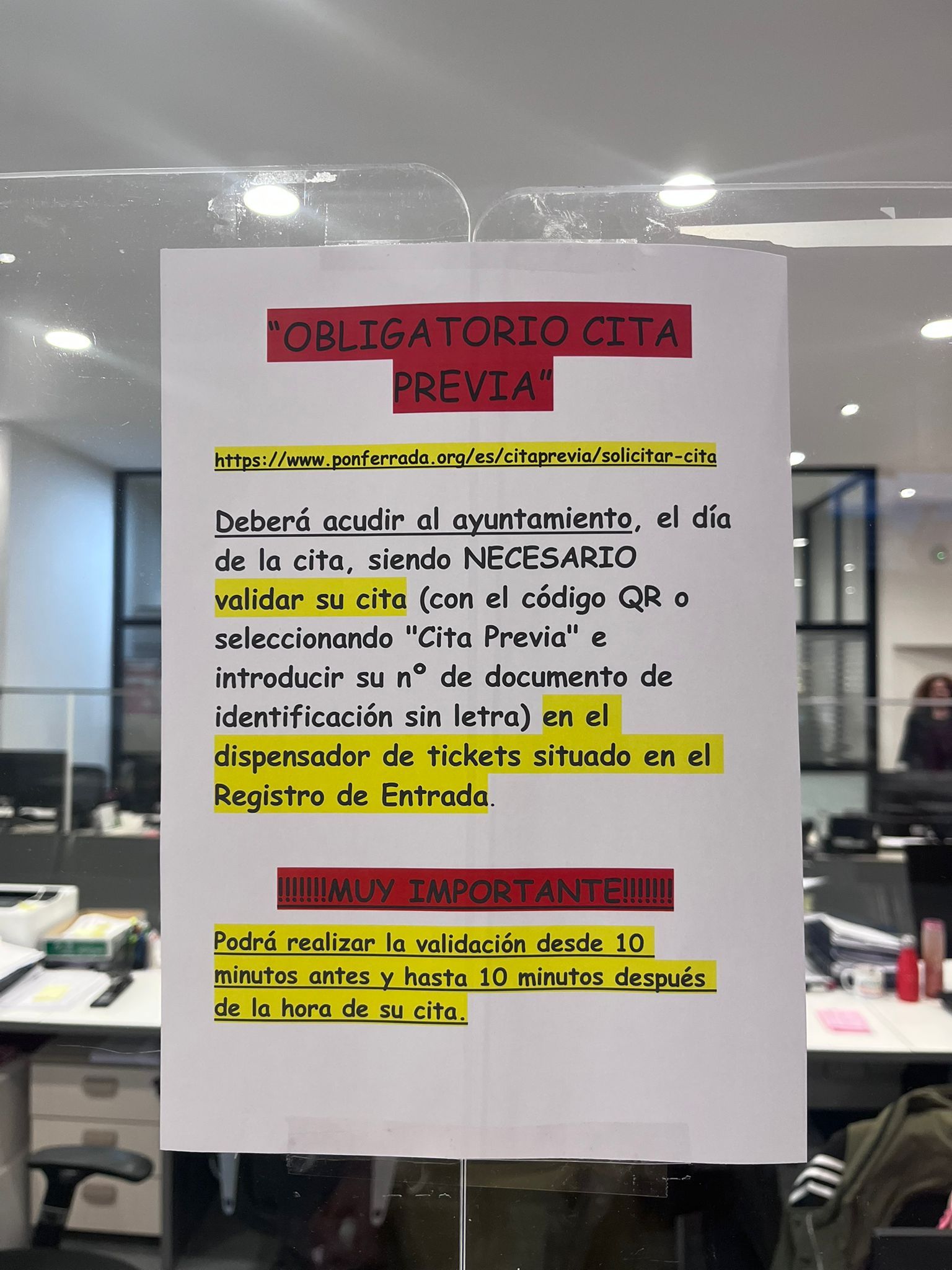 Cartel en el registro municipal de Ponferrada.