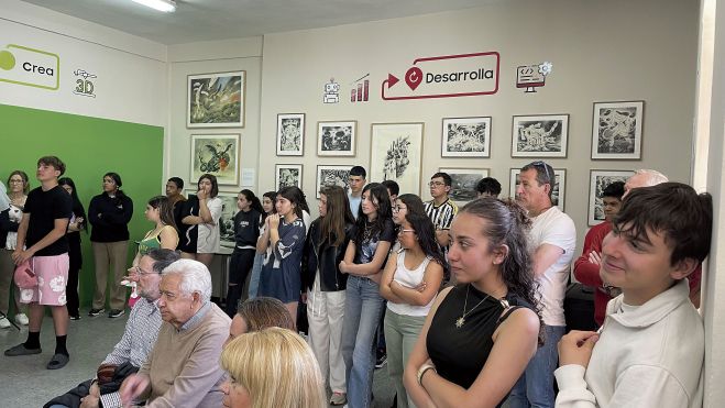 Alumnos del IES Pablo Díez de Boñar durante la presentación delante de las paredes llenas de mitos y leyendas