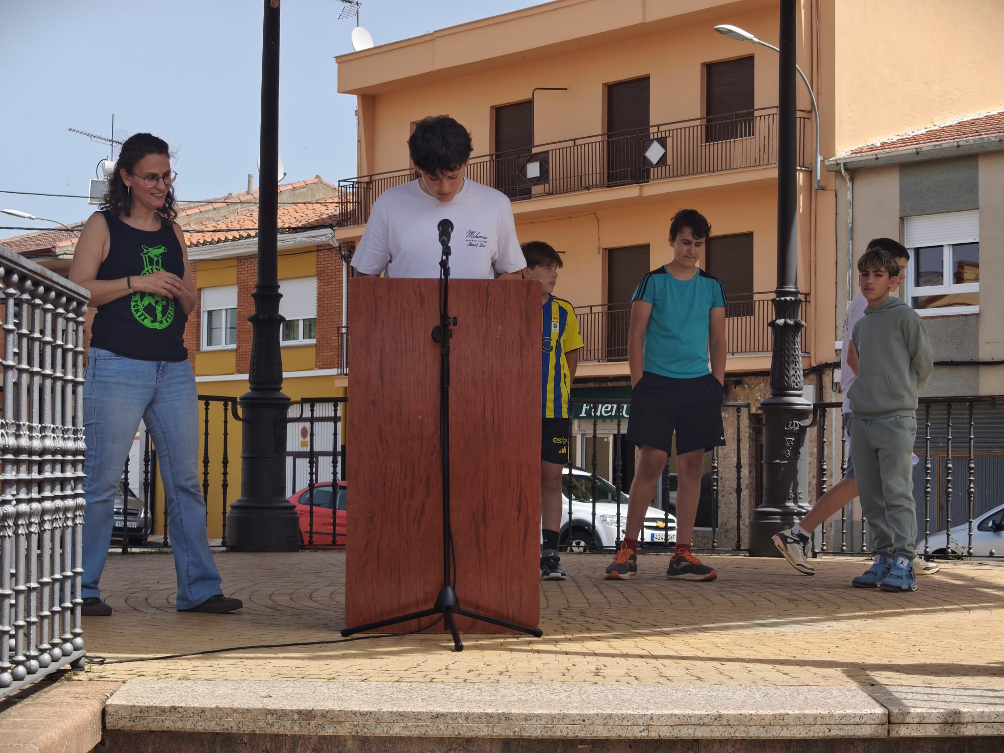 Uno de los jóvenes durante la lectura del microrrelato. | A. RODRÍGUEZ