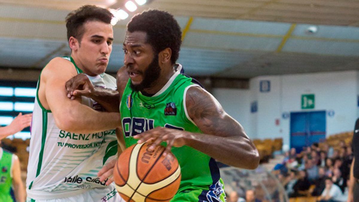 Bryant Mbamalu en una acción de la pasada temporada en Ávila. | EN CANCHA