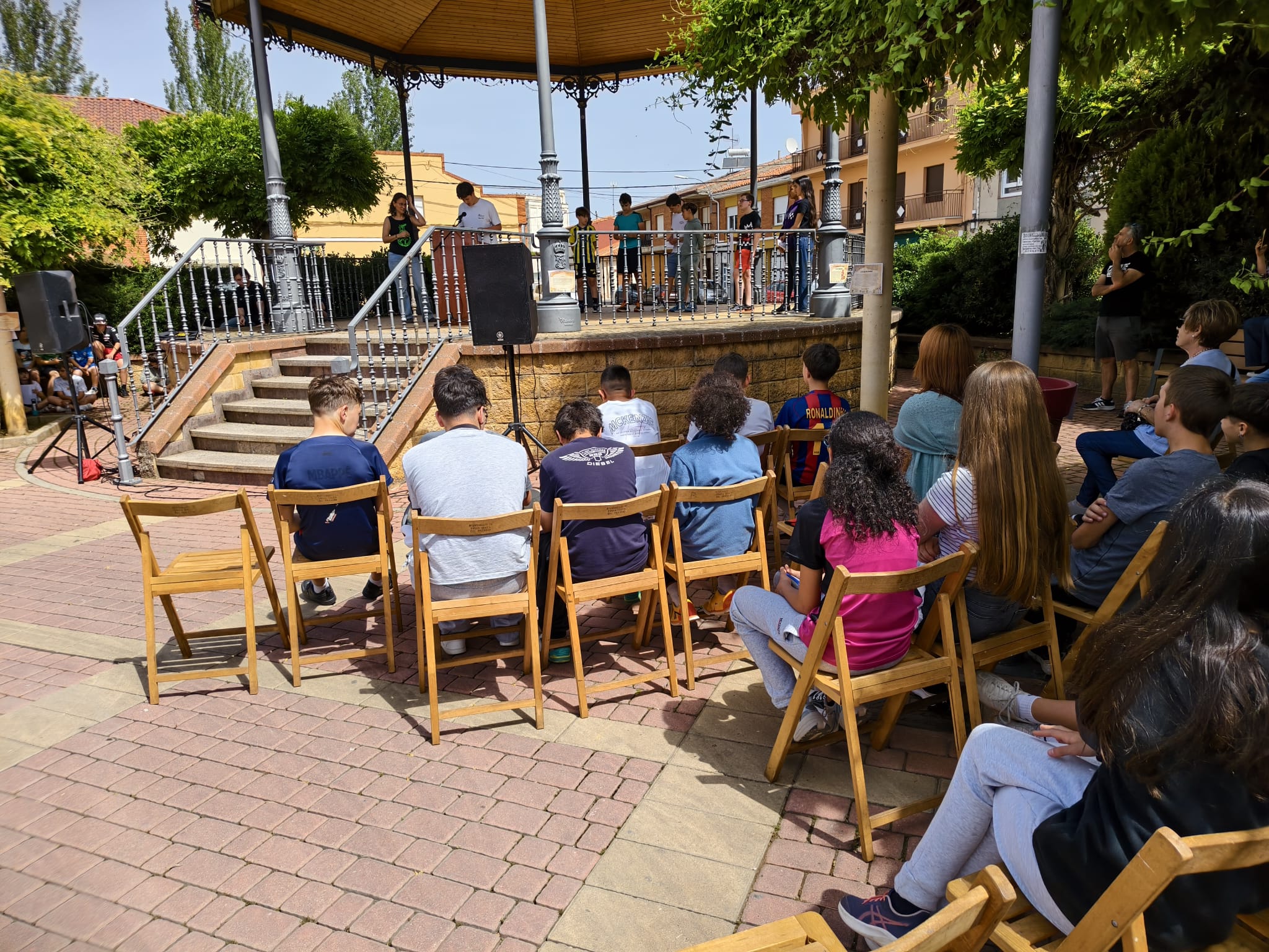Lectura de los microrrelatos en la plaza de la Fuente. | A. RODRÍGUEZ