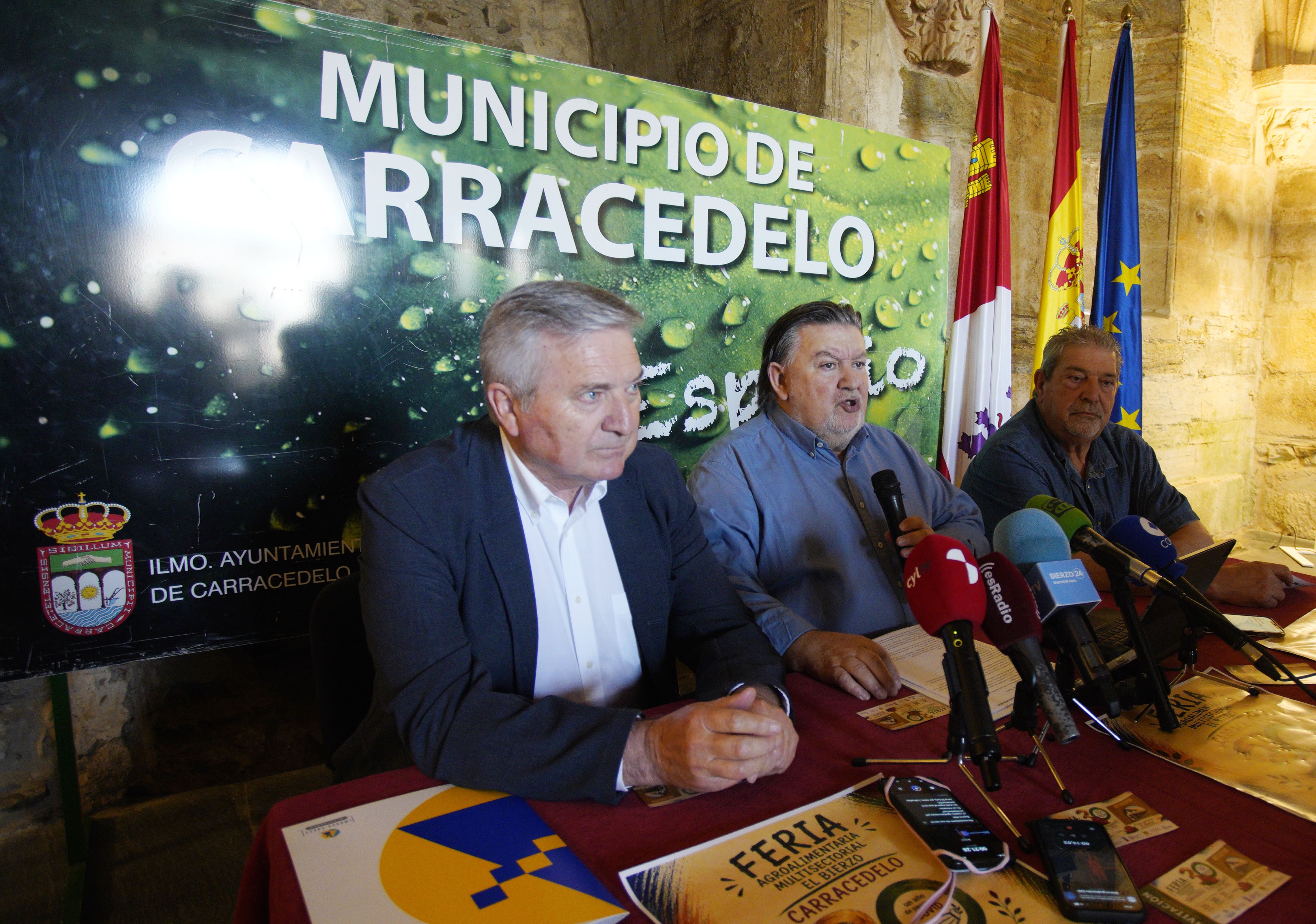 Raúl Valcarce (i), Manuel Reguera (centro) y Ever Macías (d) en la presentación de la feria. | CÉSAR SÁNCHEZ (ICAL)