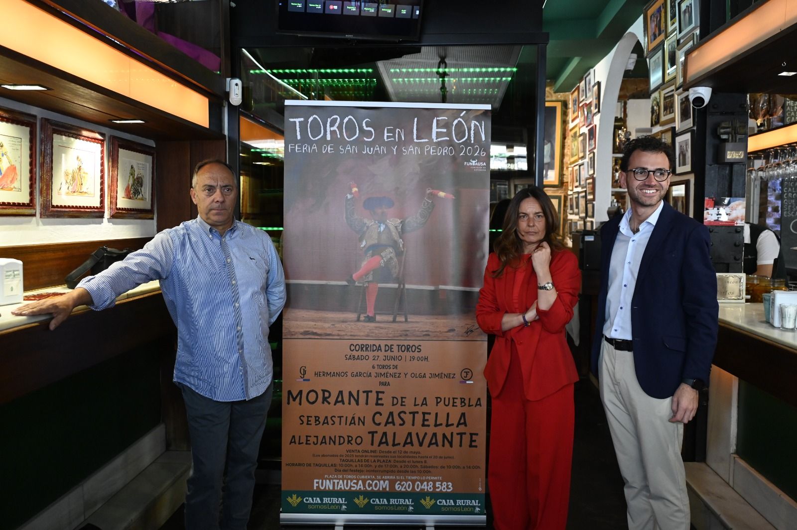 Luis Miguel Zapico, Olga Matilla y Pablo Alonso posan en el Camarote Madrid con el cartel presentado para la feria taurina de la ciudad. | SAÚL ARÉN