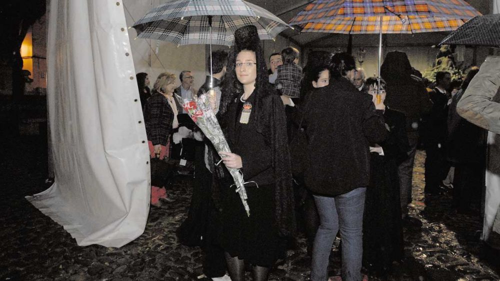 Imagen de archivo de una manola de Minerva tras la suspensión de la Procesión de la Virgen de la Amargura en 2014. | MAURICIO PEÑA