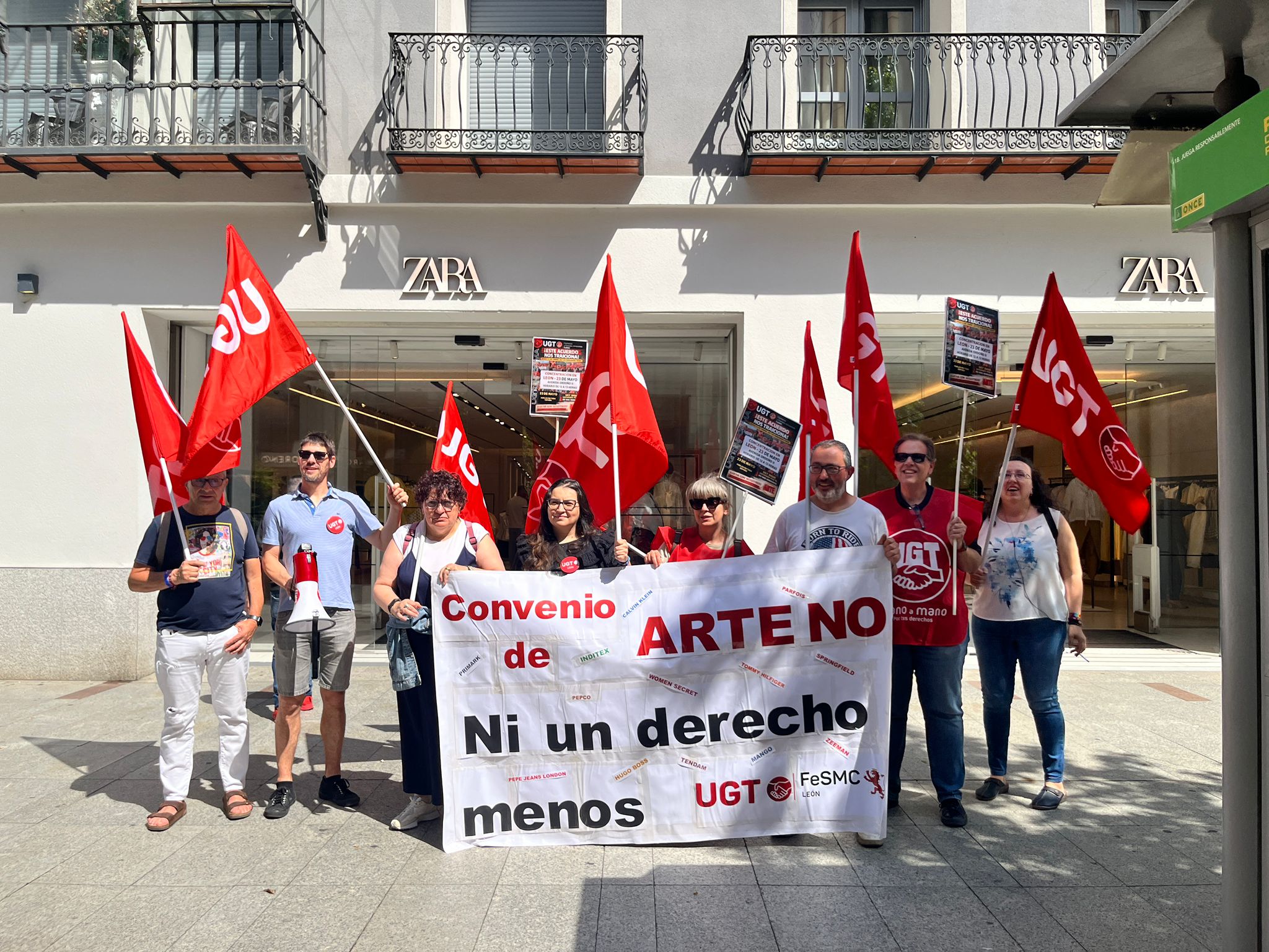 Concentración de este sábado al mediodía frente a la tienda de Zara en Ordoño II. | SAÚL ARÉN