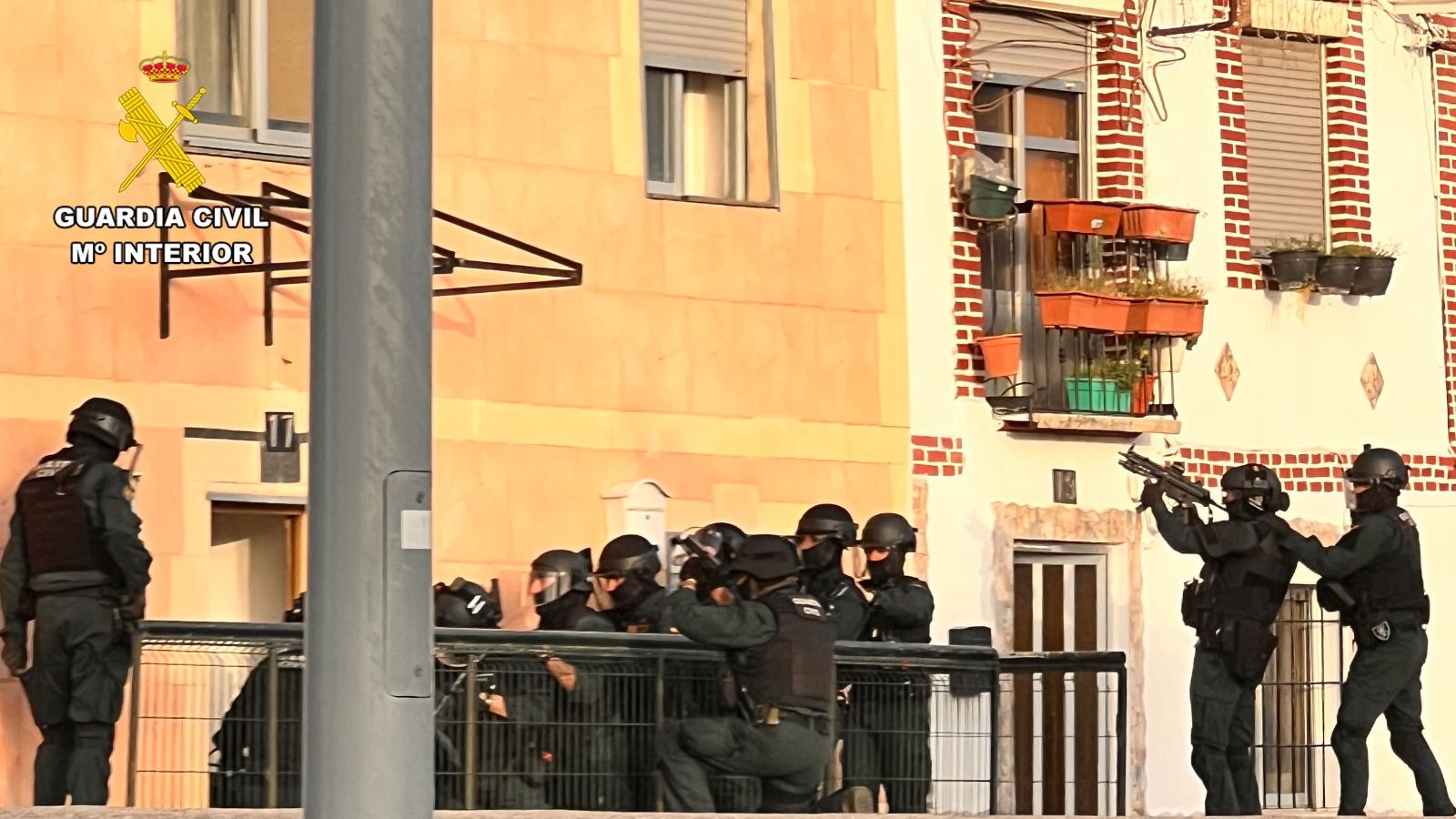 Instante de la redada en el punto de venta de droga en Astorga. |L.N.C.