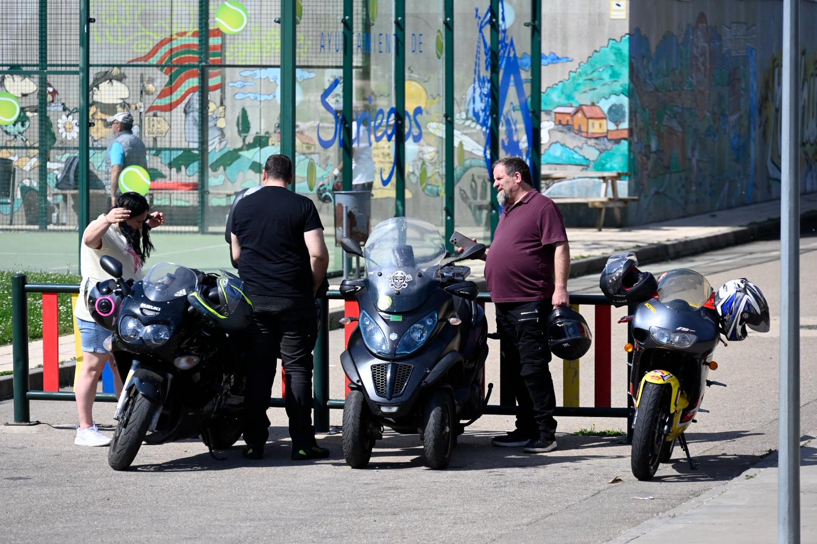 Una jornada ‘motorizada’ en Carbajal de la Legua. | SAÚL ARÉN