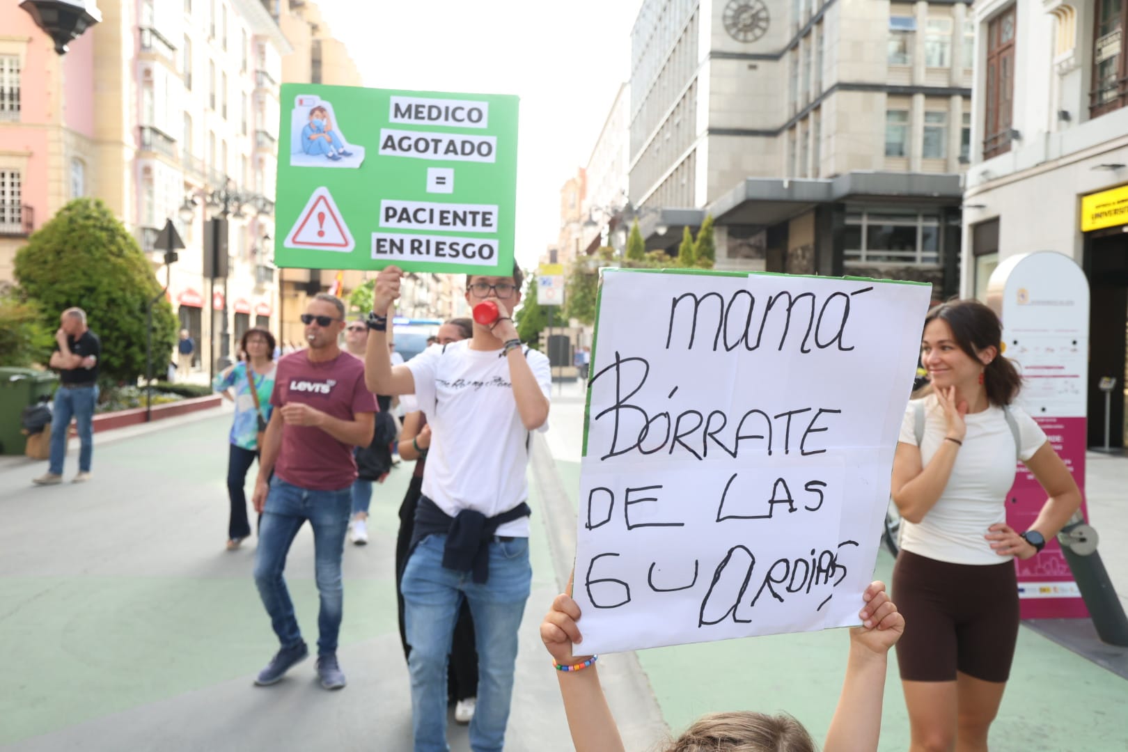 Manifestación de médicos en las calles del centro de León. | FERNANDO OTERO