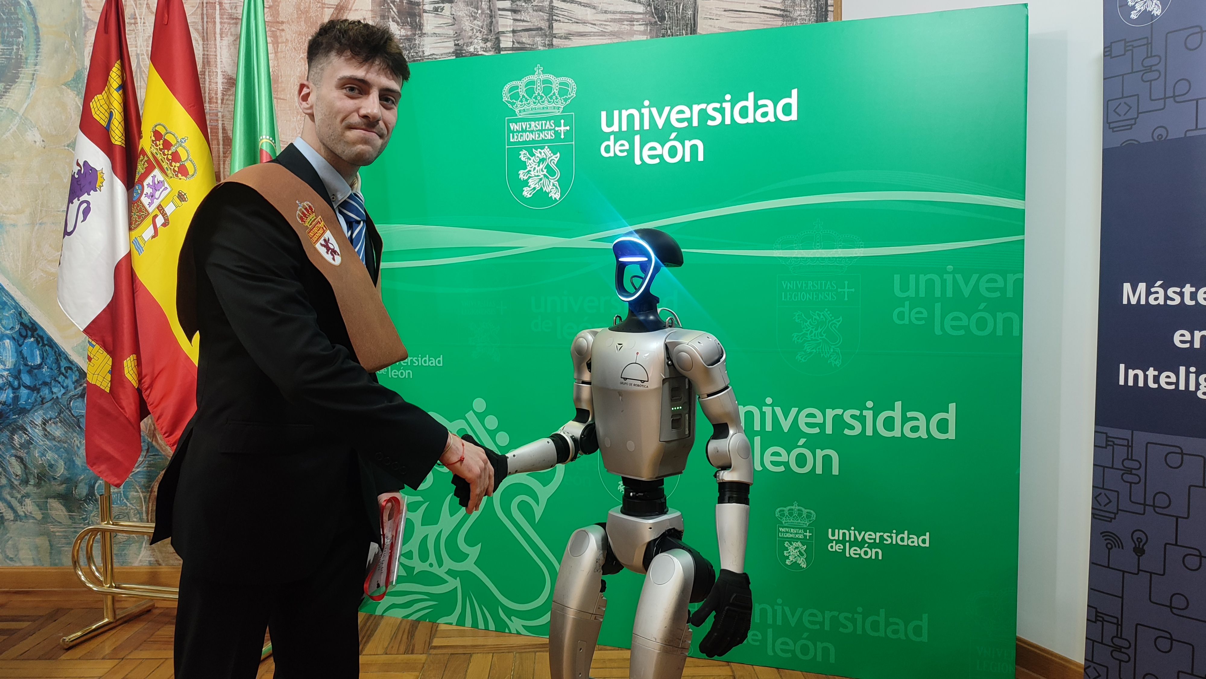 El robot PACO durante la entrega de diplomas. |L.N.C.