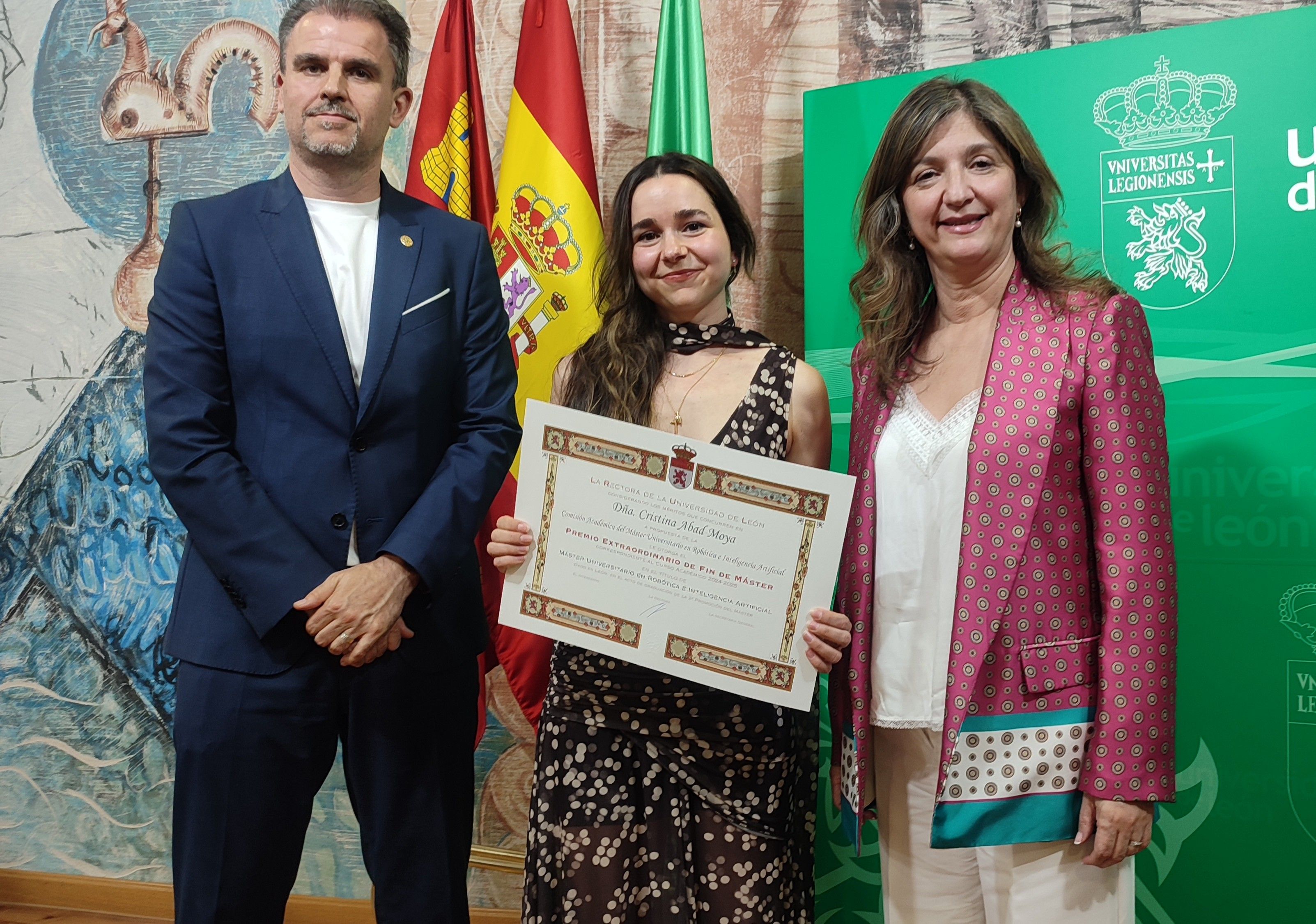 Cristina Abad Montoya recibiendo el Premio Extraordinario a los Méritos Académicos. | L.N.C. 