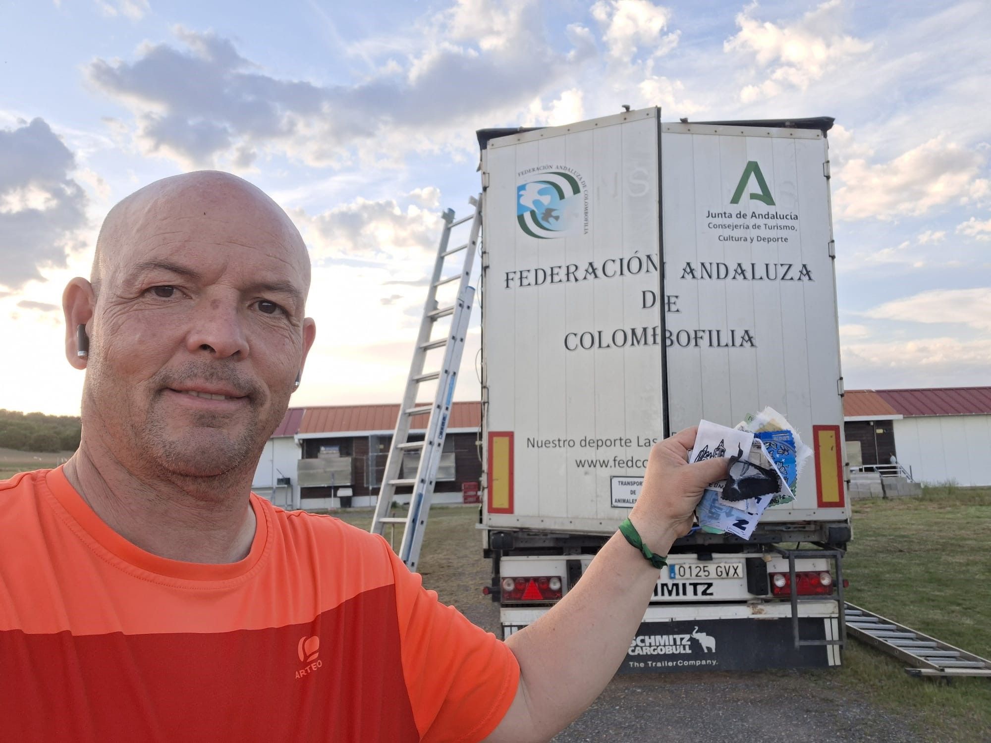 Eduardo Barrallo y UNA de las pequeñas obras de 'Volando Voy'. | L.N.C.