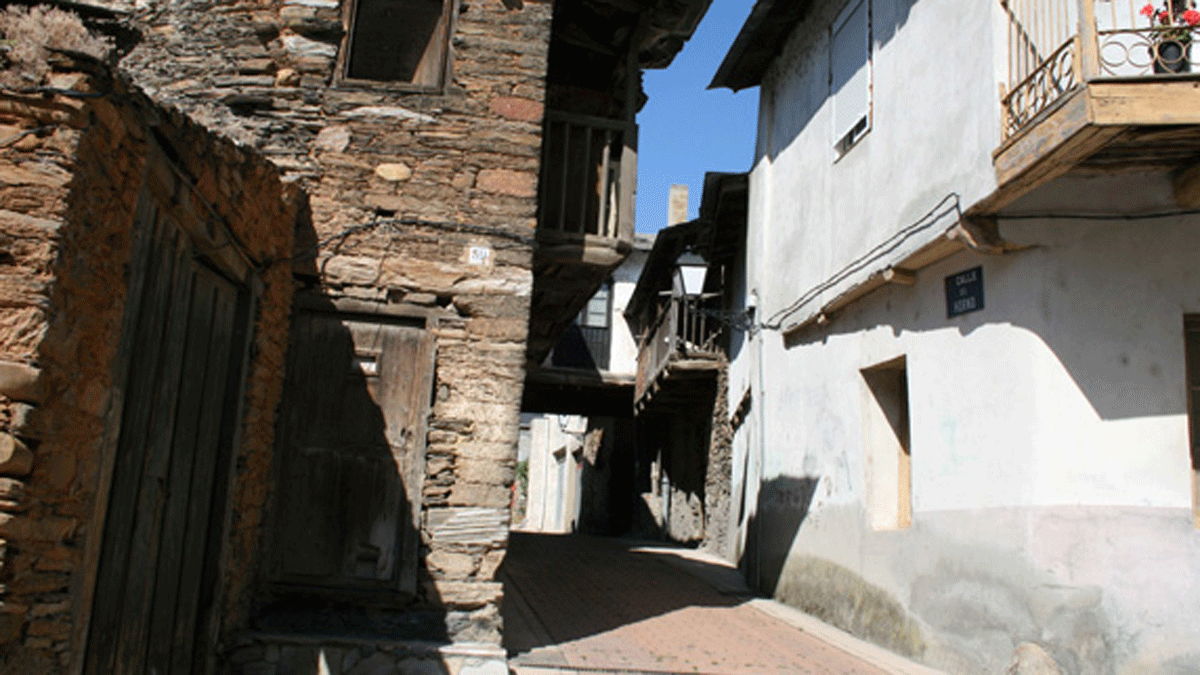 Calles e inmuebles en Puente de Domingo Flórez. Calles e inmuebles en Puente de Domingo Flórez.