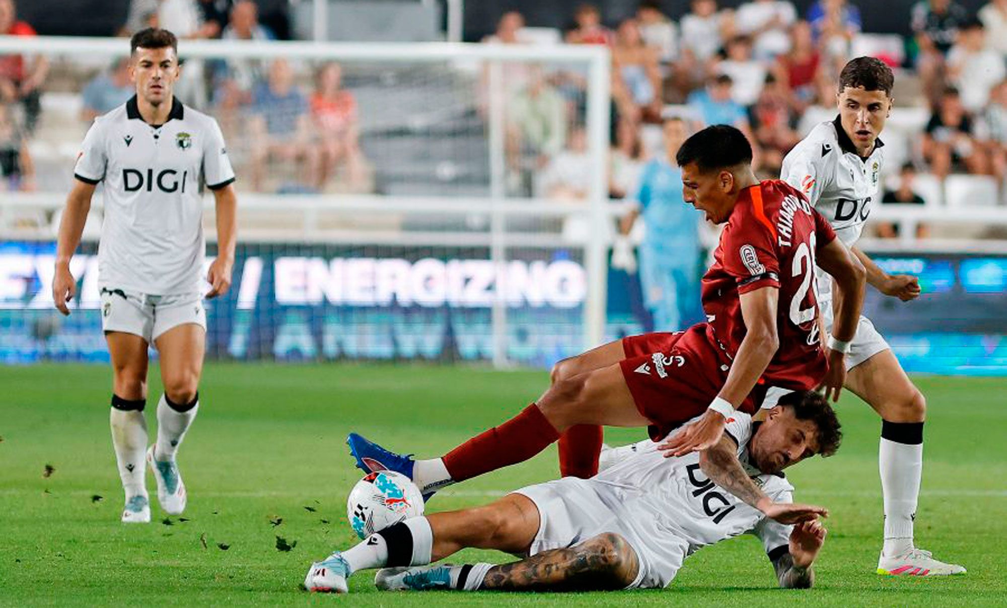 Ojeda, que vuelve a la convocatoria, es derribado por un defensa del Burgos en el choque en El Plantío. | LALIGA