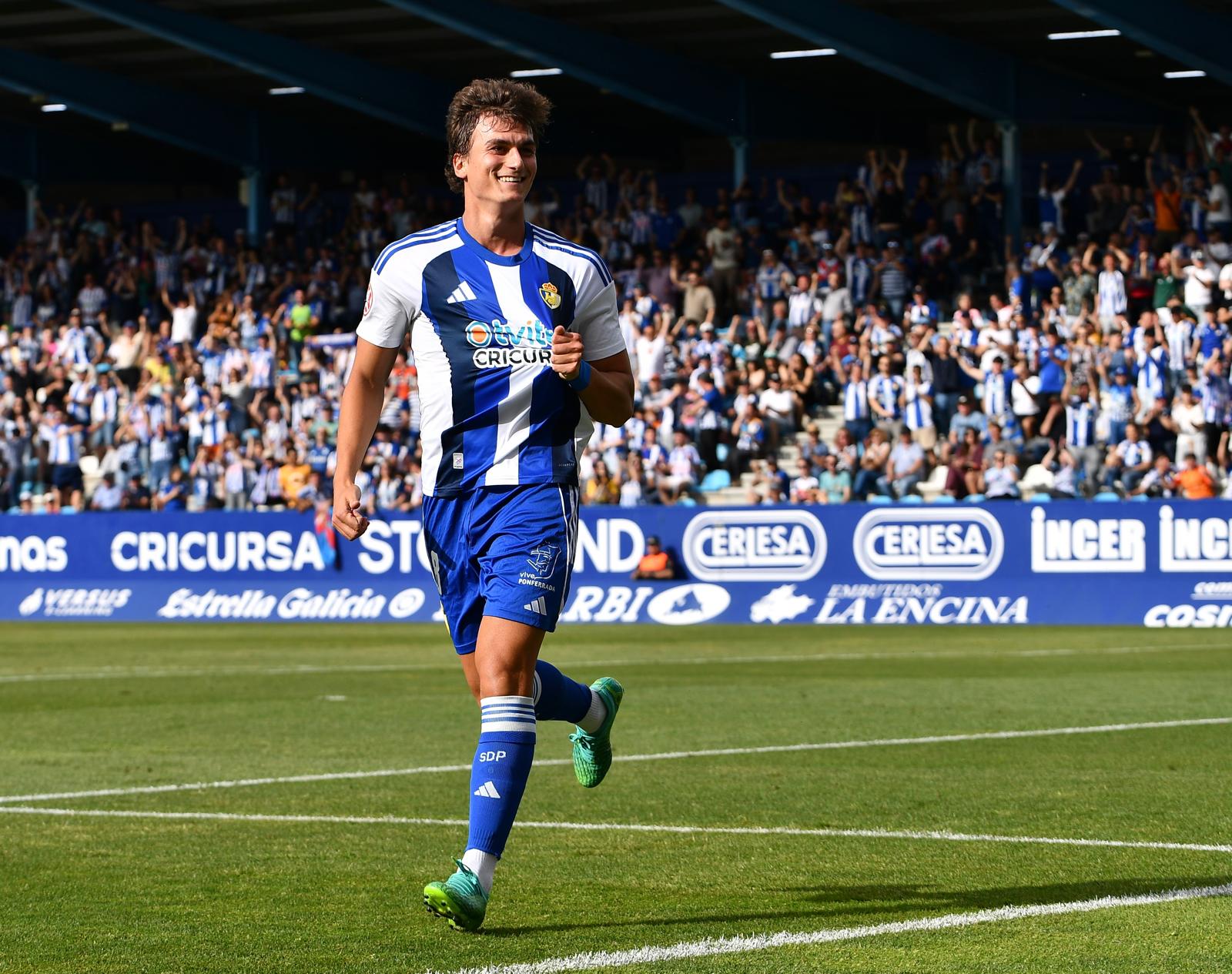 Slavy anotó su sexto gol de la temporada para meter a la Ponferradina en la promoción de ascenso. REPORTAJE GRÁFICO QUINITO