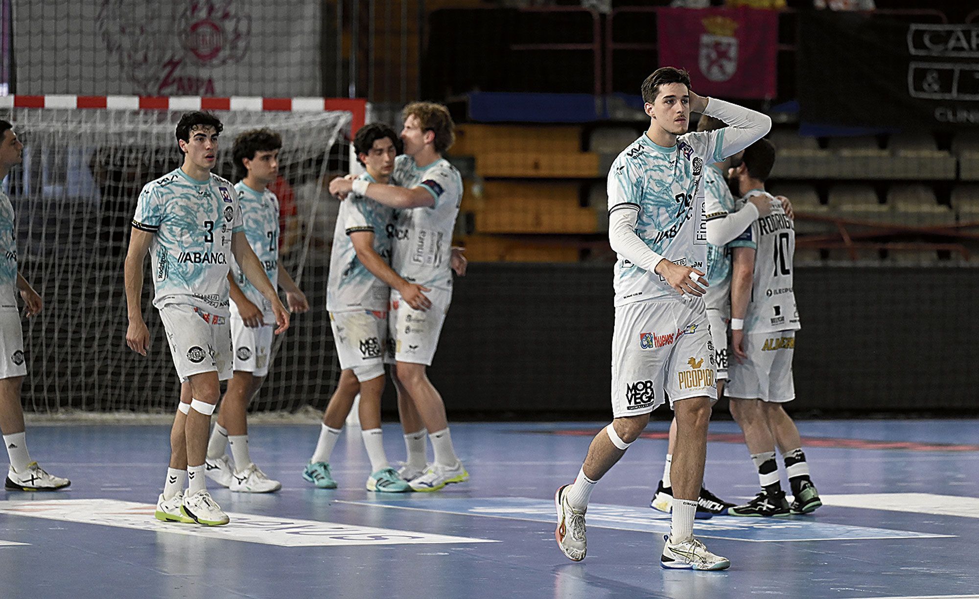Los jugadores del Ademar se lamentan tras la derrota frente al Valladolid.  SAÚL ARÉN