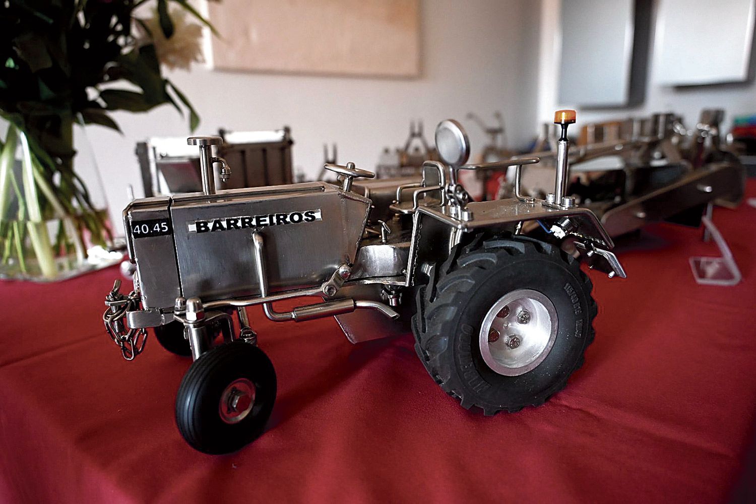 El primer tractor de su padre, al que solo le falta el color de Barreiros. | SAÚL ARÉN El primer tractor de su padre, al que solo le falta el color de Barreiros. | SAÚL ARÉN