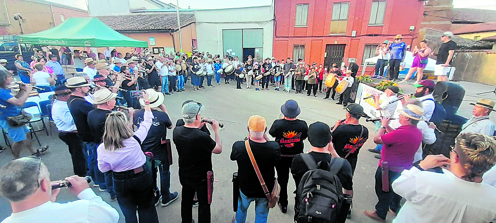 Donde sonaba la música se arremolinaban los curiosos y aquellos que tenían ganas de disfrutar de la música y el ambiente creado. | ESCUELA DE DULZAINA DE VALLECILLO
