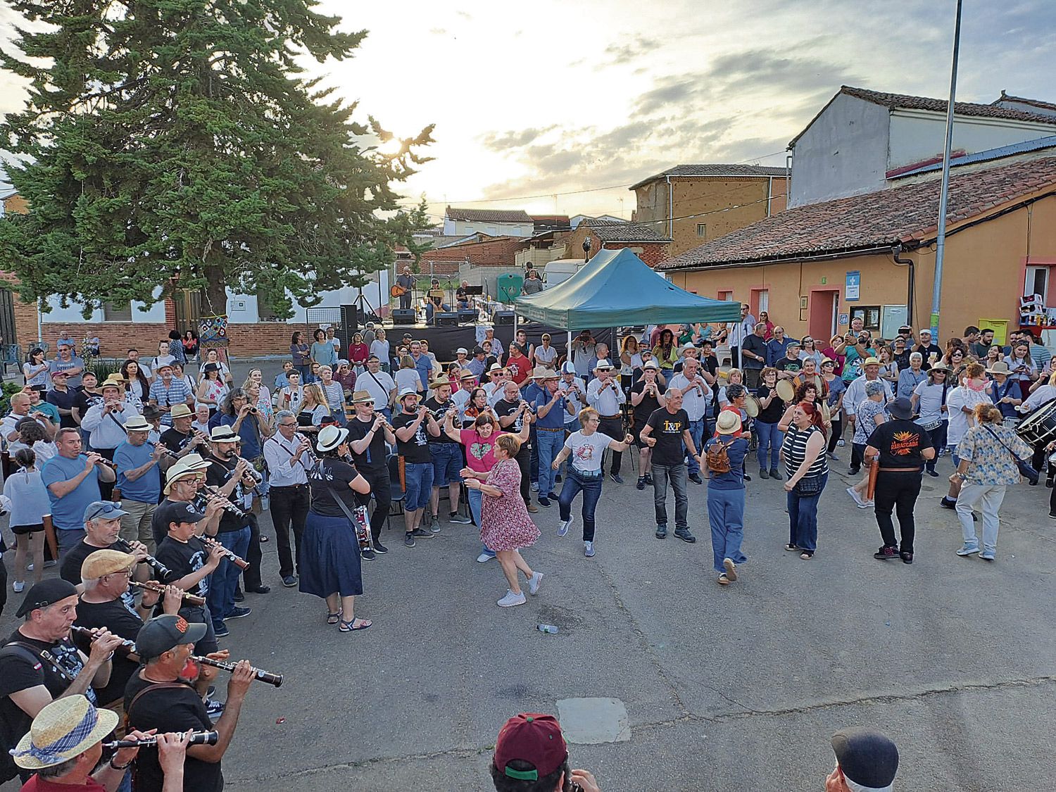 La acogida que tuvo el XIEncuentro fue espectacular, con mucha gente llegada desde pueblos y comarcas vecinas hasta Vallecillo. La acogida que tuvo el XIEncuentro fue espectacular, con mucha gente llegada desde pueblos y comarcas vecinas hasta Vallecillo.