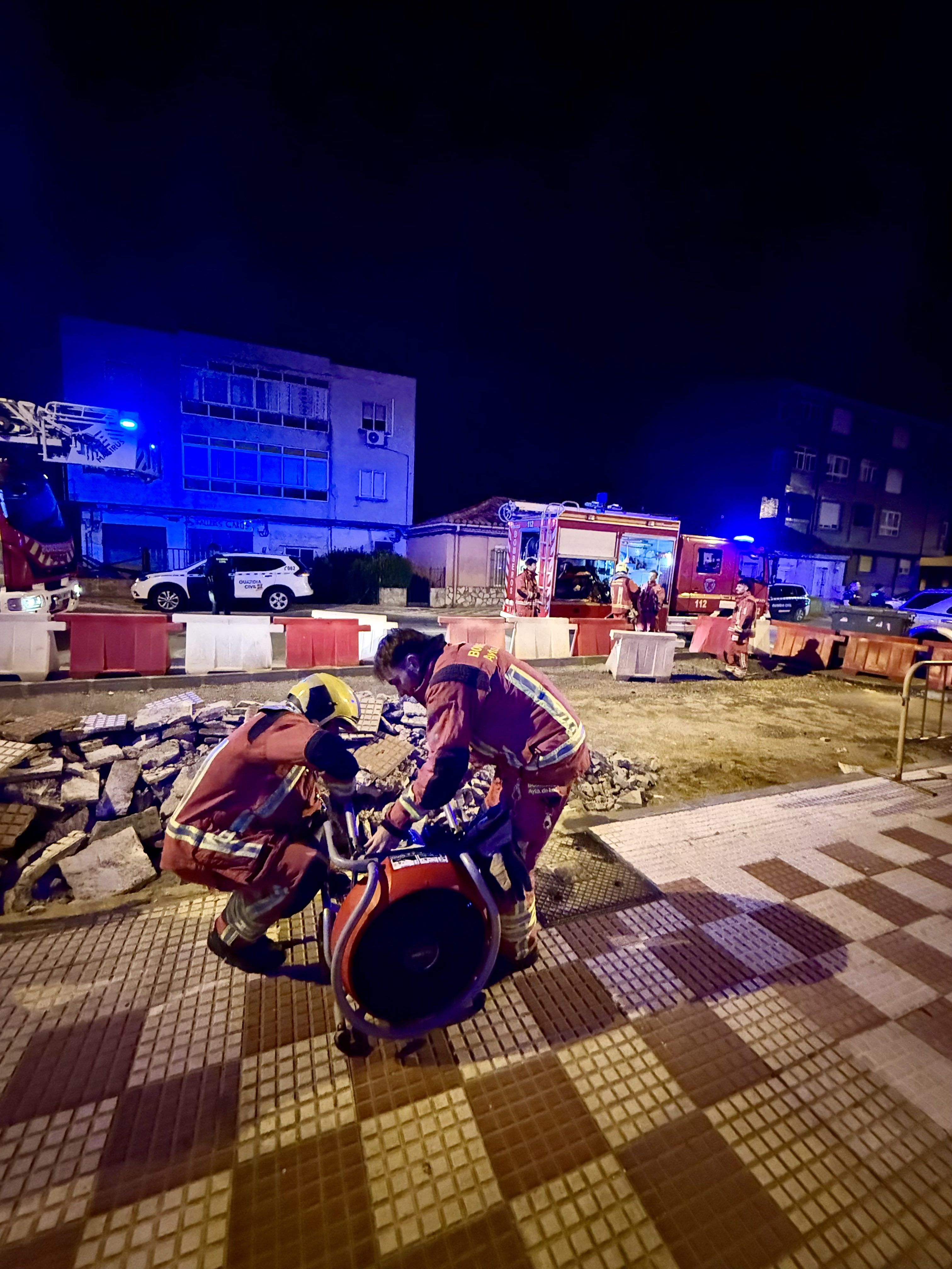 Los bomberos durante la actuación en Navatejera. | BOMBEROS AYTO. LEÓN