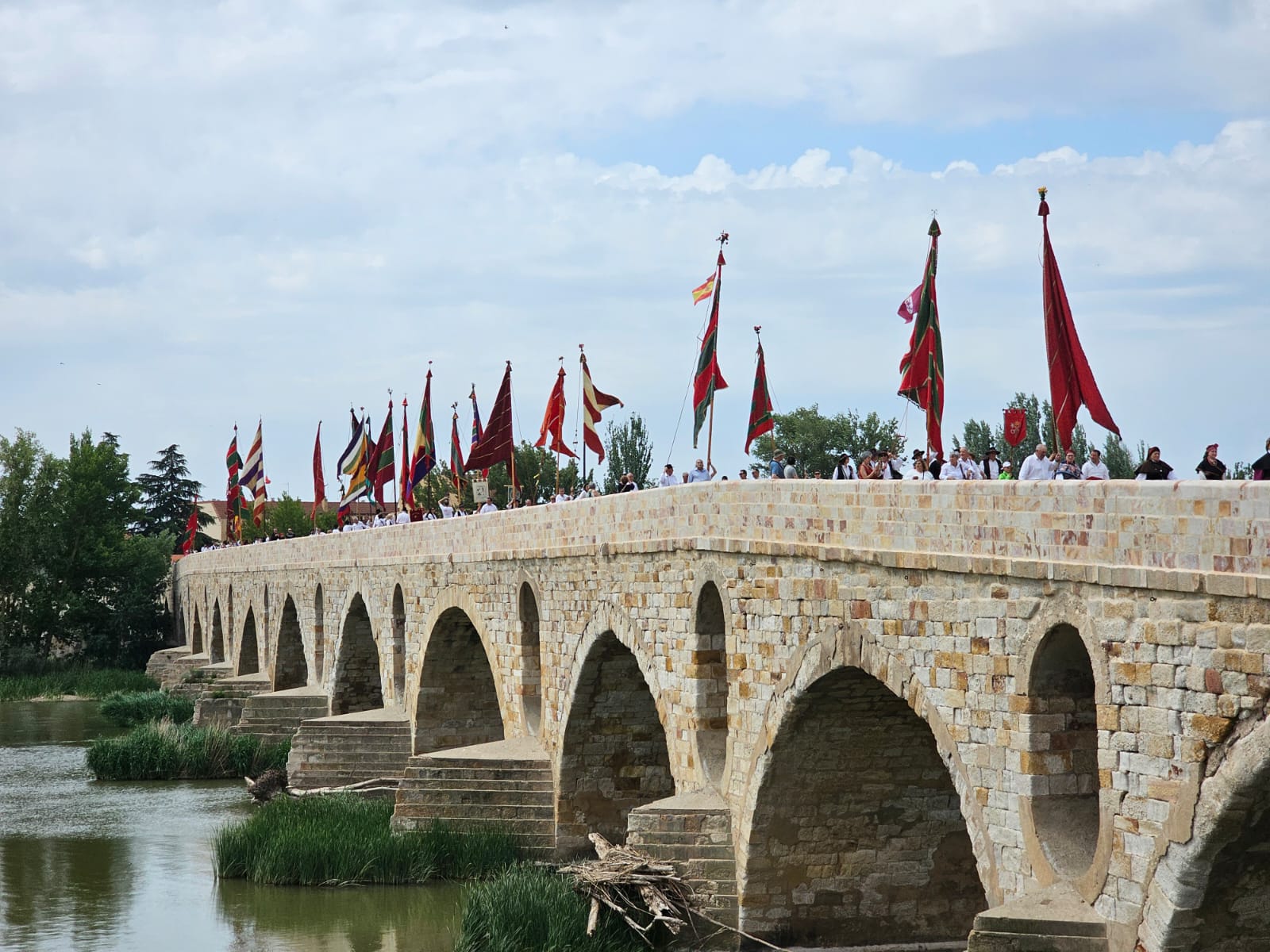 Los pendones leoneses durante el desfile sobre un puente sobre el río Duero en Zamora. | L.N.C. Los pendones leoneses durante el desfile sobre un puente sobre el río Duero en Zamora. | L.N.C.