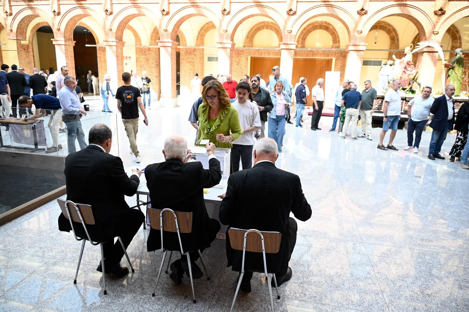 Una mujer de la cofradía votando este domingo la propuesta que no ha salido adelante. | SAÚL ARÉN