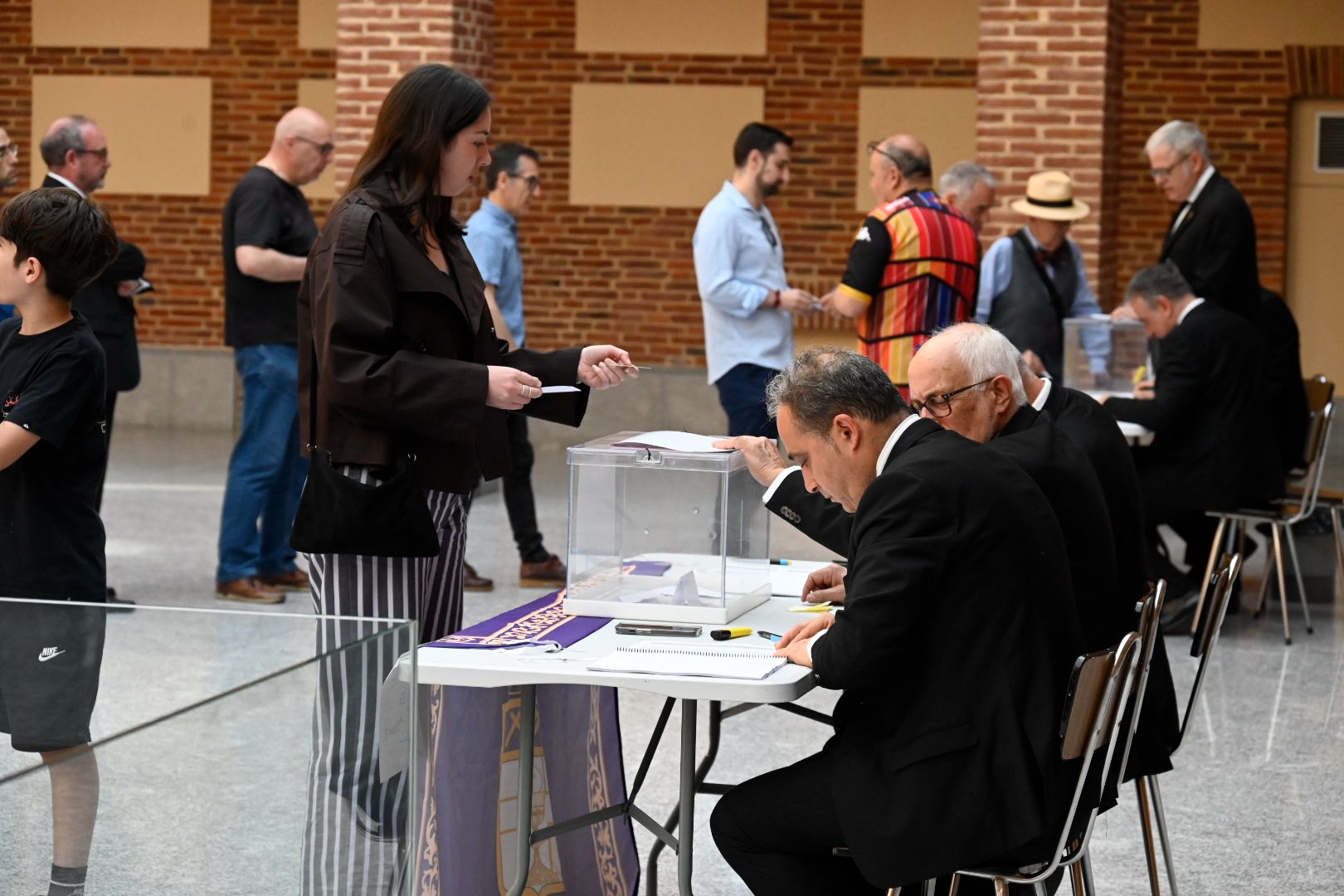 Otro instante de las votaciones. | SAÚL ARÉN Otro instante de las votaciones. | SAÚL ARÉN