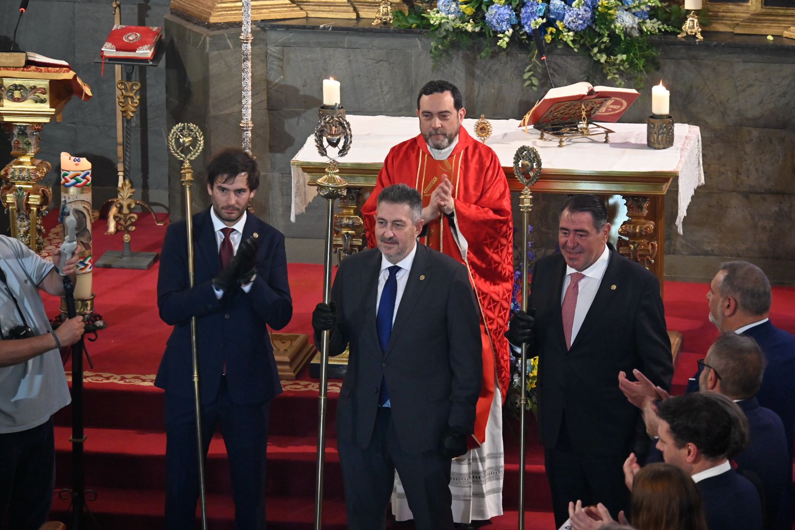 Roberto Canuria Salazar tomando posesión como nuevo abad de Angustias. | SAÚL ARÉN Roberto Canuria Salazar tomando posesión como nuevo abad de Angustias. | SAÚL ARÉN