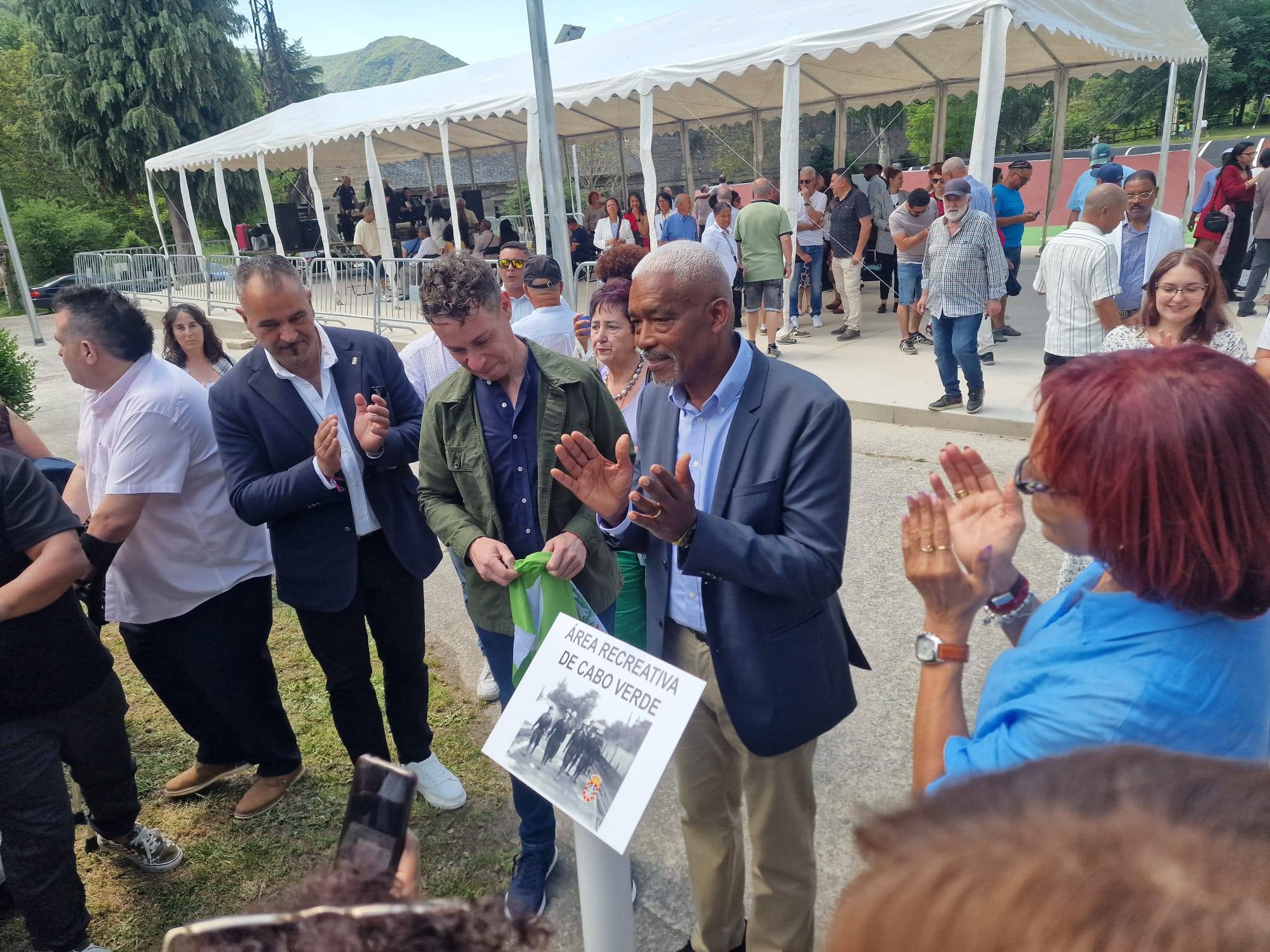 Descubrimiento de la placa del 'Área recreativa de Cabo Verde' en Villablino. | L.N.C.