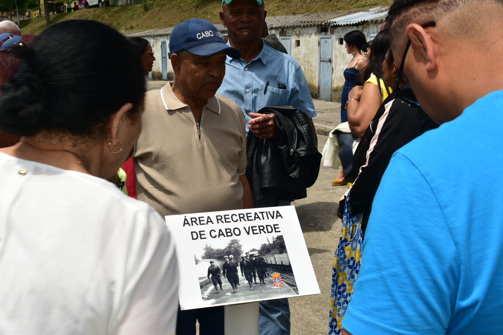 Vecinos junto a la placa del nuevo 'Área recreativa de Cabo Verde' en Villablino. | L.N.C. Vecinos junto a la placa del nuevo 'Área recreativa de Cabo Verde' en Villablino. | L.N.C.