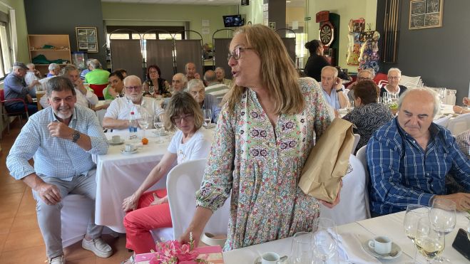 Inma, la enfermera del municipio durante tres décadas, también fue homenajeada ante su jubilación / F. FERNÁNDEZ